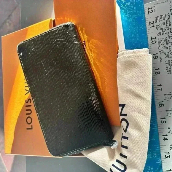 EUC Louis Vuitton Epi Noir zippy wallet full inclusion and new zipper pull - Picture 14 of 14